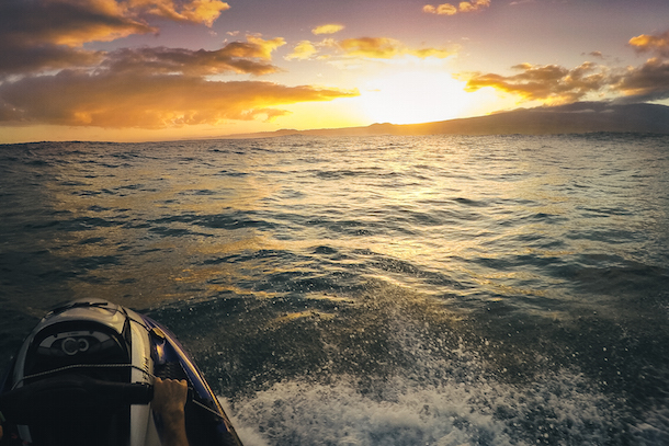 Levé de soleil sur Maui, en route vers Jaws. Crédit: Jonas Lavoie-Lévesque 