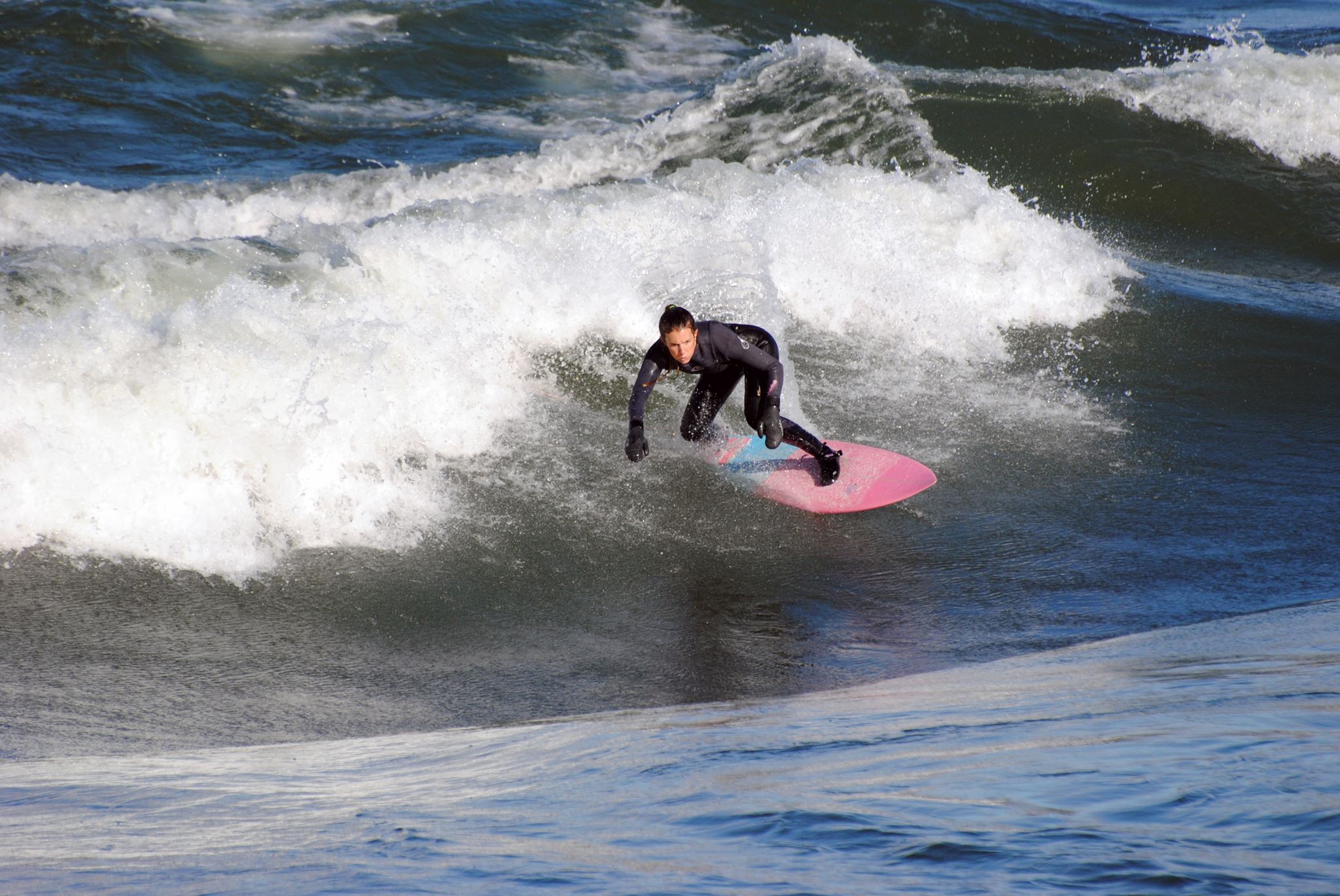 Annie Carrier - Surf de rivière à Habitat 67, Montréal Québec